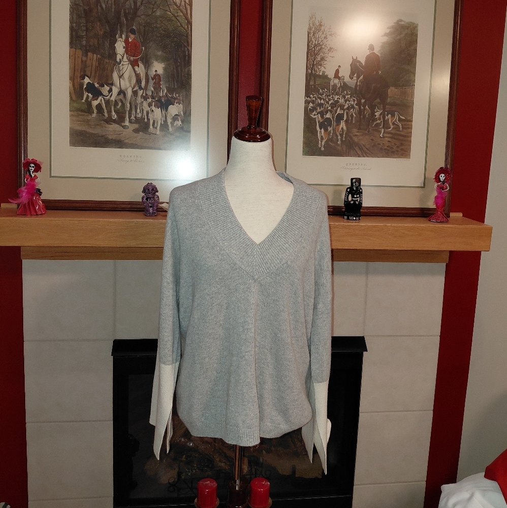 NWT MINNIE ROSE Cashmere Gray White V Neck Fluted Sleeve Sweater.